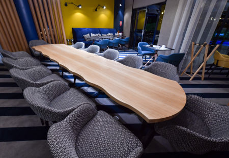 Table hotel Novotel la Rochelle meubles Atelier PennArt Table hotel Novotel la Rochelle meubles Atelier PennArt menuiserie ebenisterie Annecy Haute Savoie